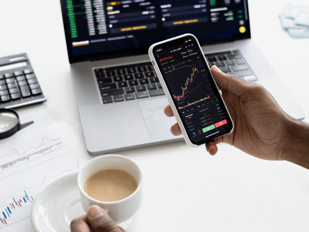 Ilustrasi foto berinvestasi di saham