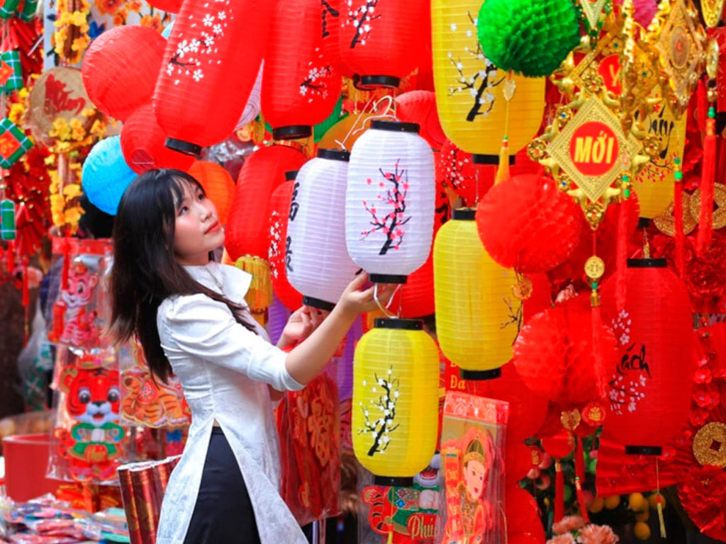 seorang perempuan lihat lampion di vietnam