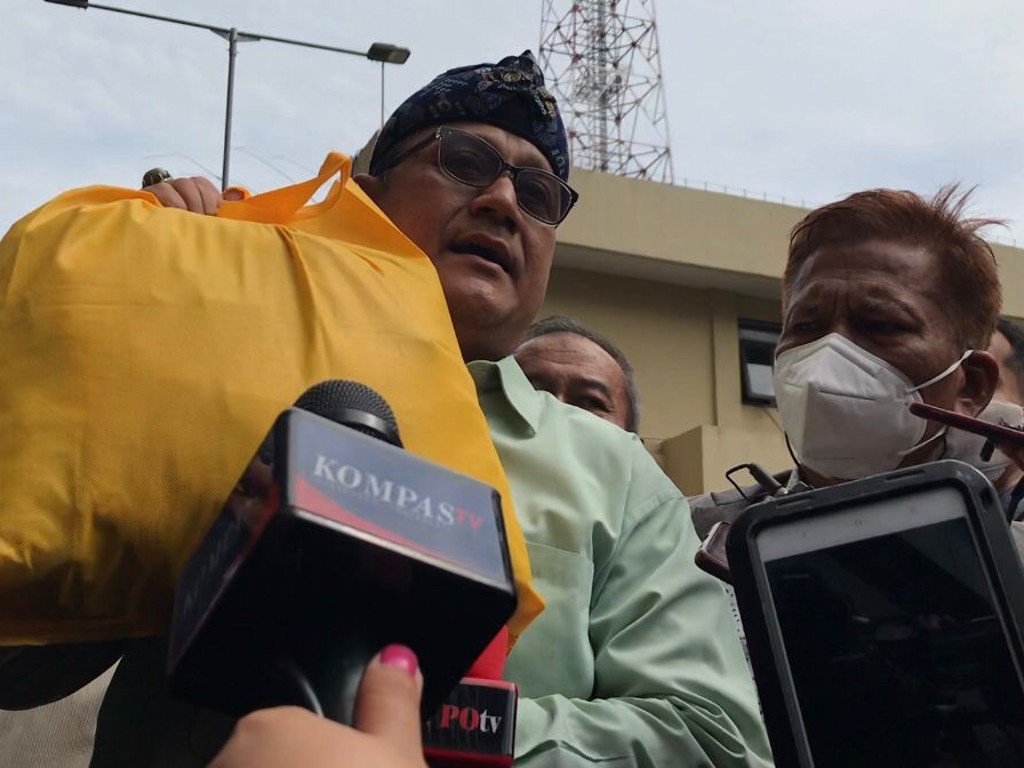 Edy Mulyadi Memperlihatkan Baju gantinya