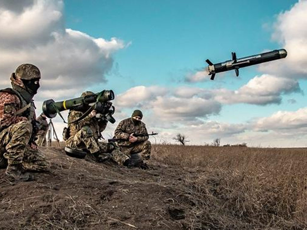 Tentara Ukraina berlatih dengan roket Javelin