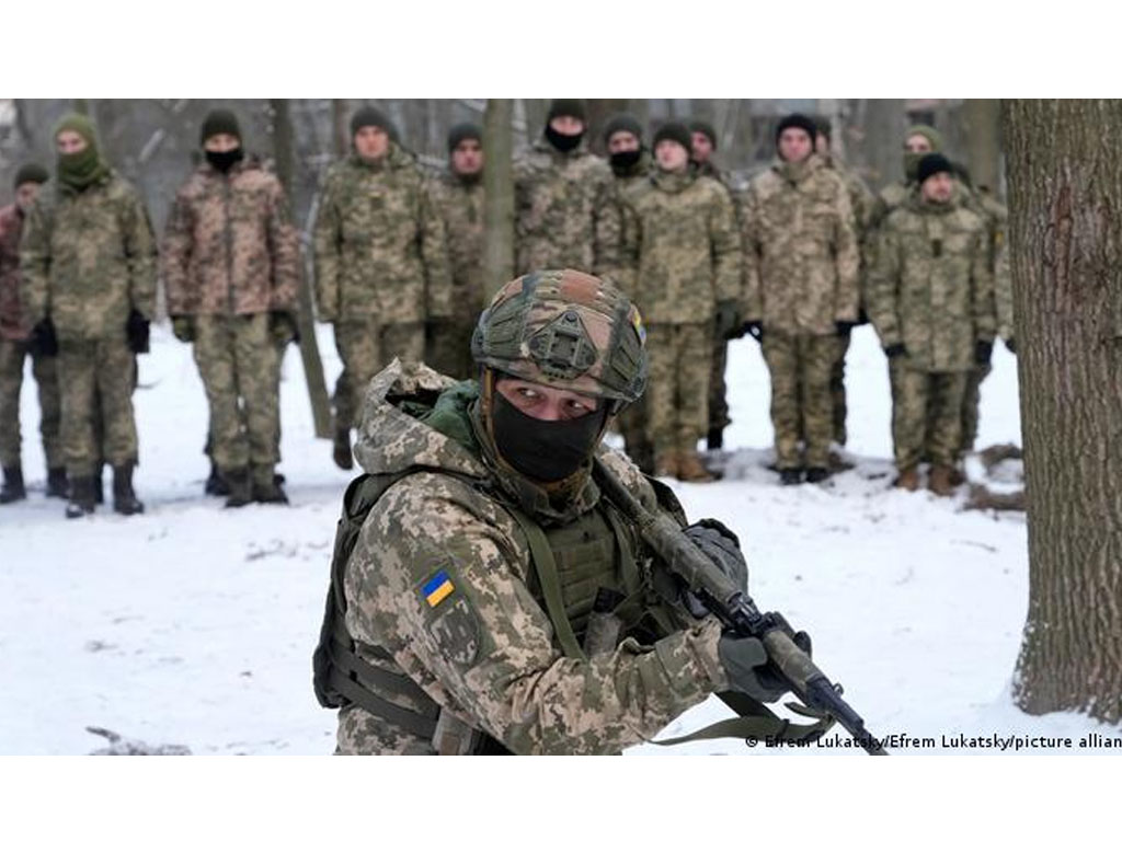 Relawan Ukraina berlatih bersama militer