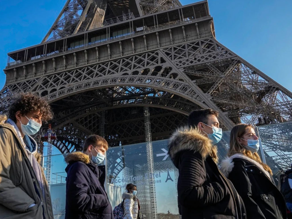 turis di menara eifel