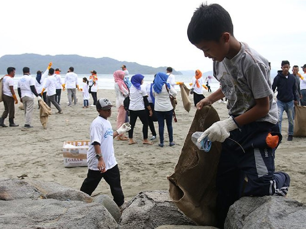 Kegiatan bersih-bersih sampah di Bali