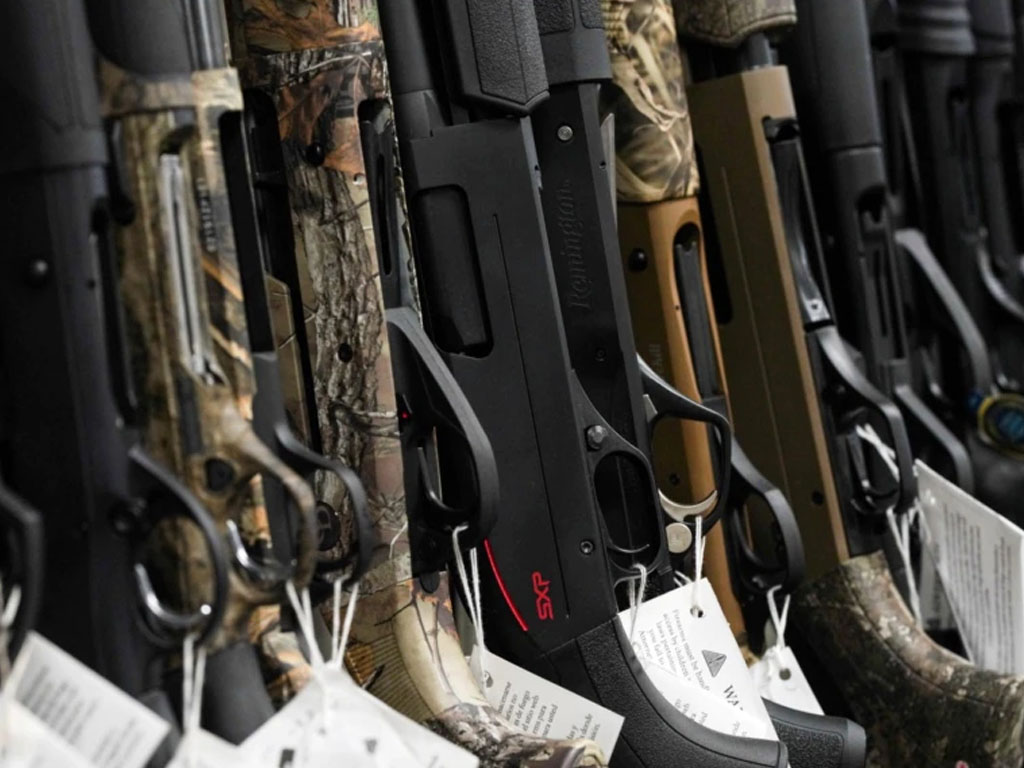 senapan berburu di pajang di toko di california