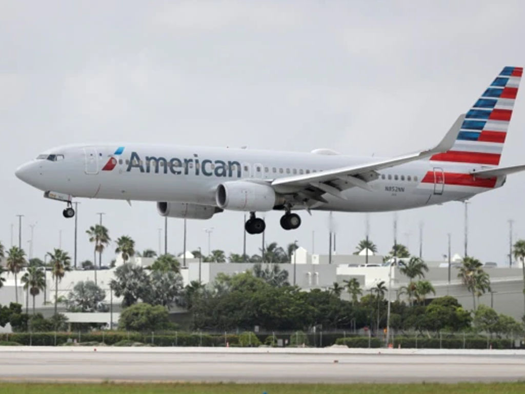 American Airlines Boeing 737-823 mendarat di miami
