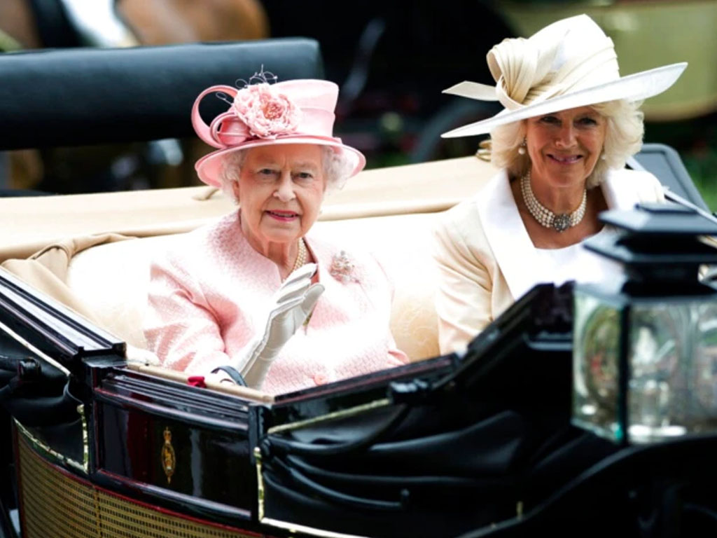 Ratu Elizabeth II (kiri) bersama Camilla nonton pacuan kuda