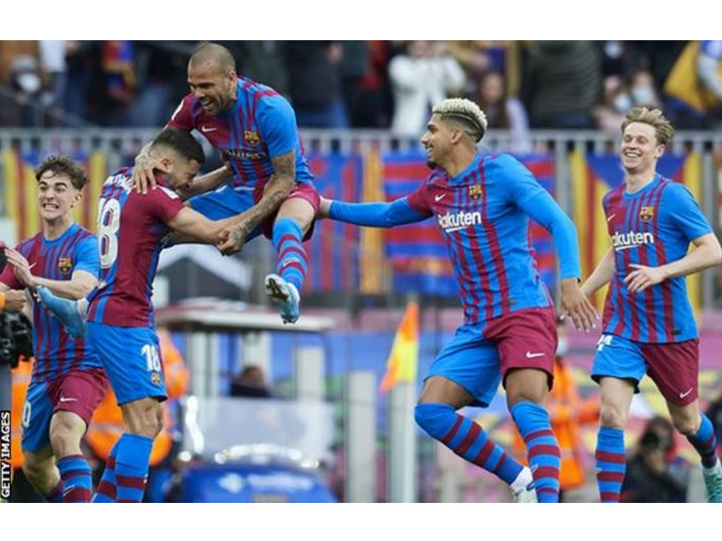 dani alves rayakan gol barca