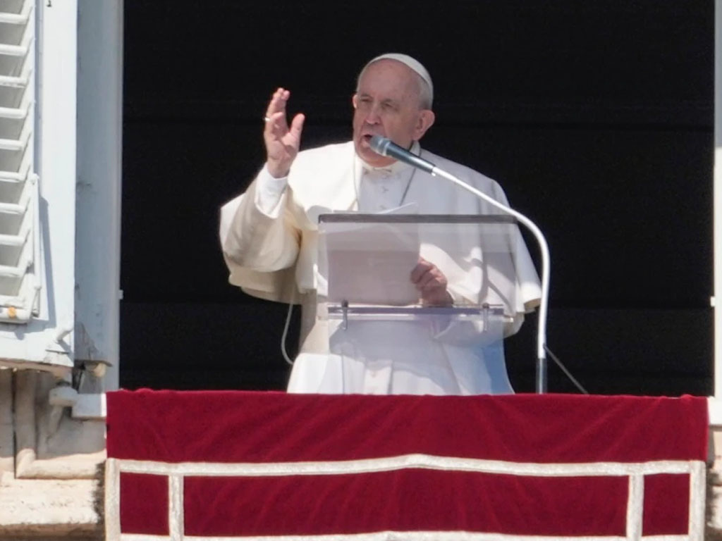 Paus Fransiskus di Lapangan Santo Petrus
