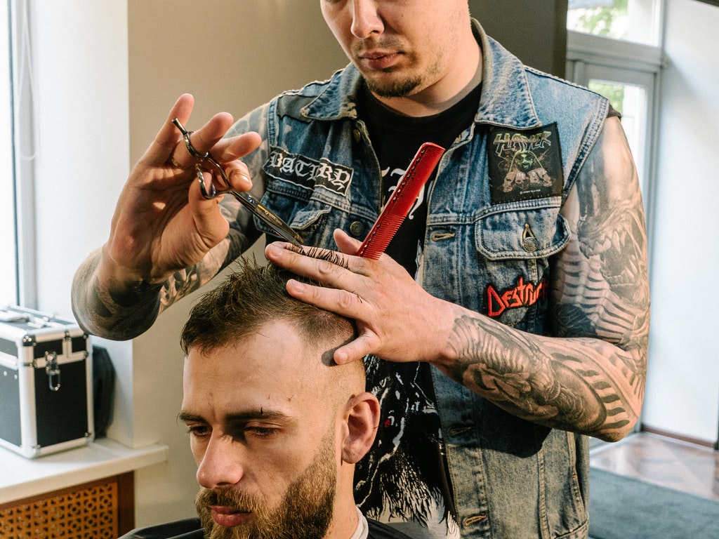 Kegiatan memotong rambut