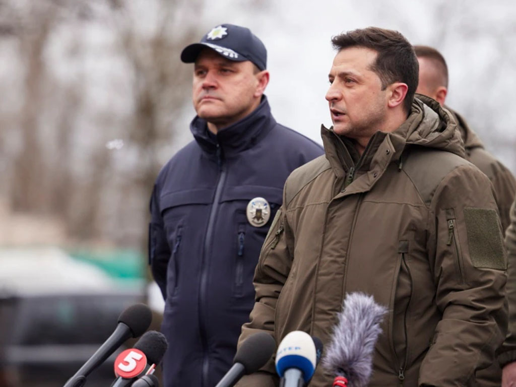 Presiden Ukraina Volodymyr Zelenskiy (kanan)
