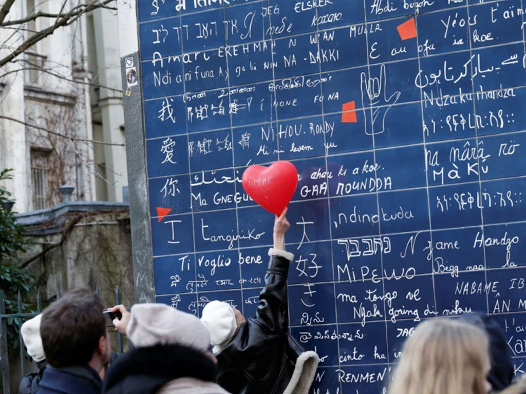 Warga merayakan Hari Valentine di Paris