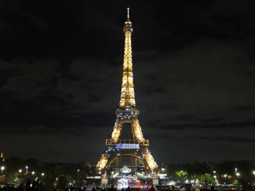 Menara Eiffel di Paris