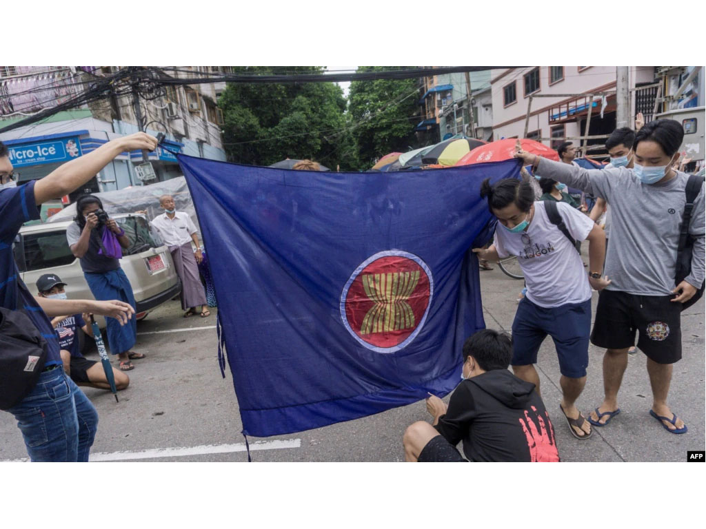 demo bakar bendera asean di myanmar