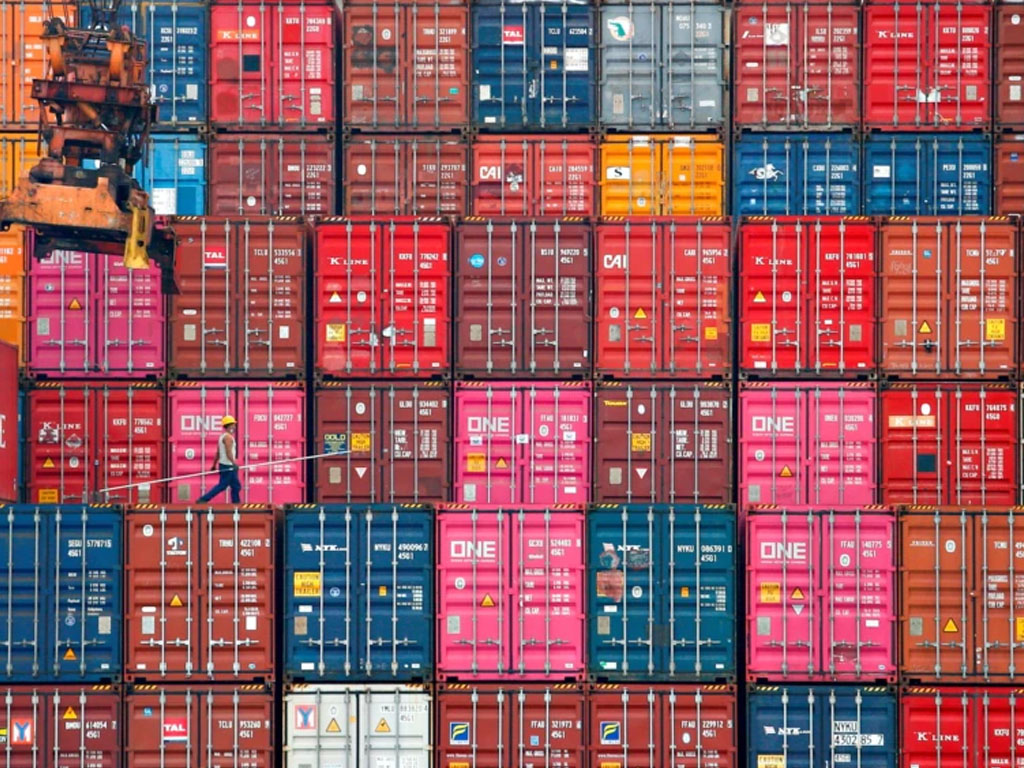 peti kemas di pelabuhan tanjung priok