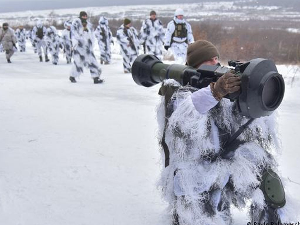 Pasukan Ukraina berlatih dengan sistem anti-tank NLAW