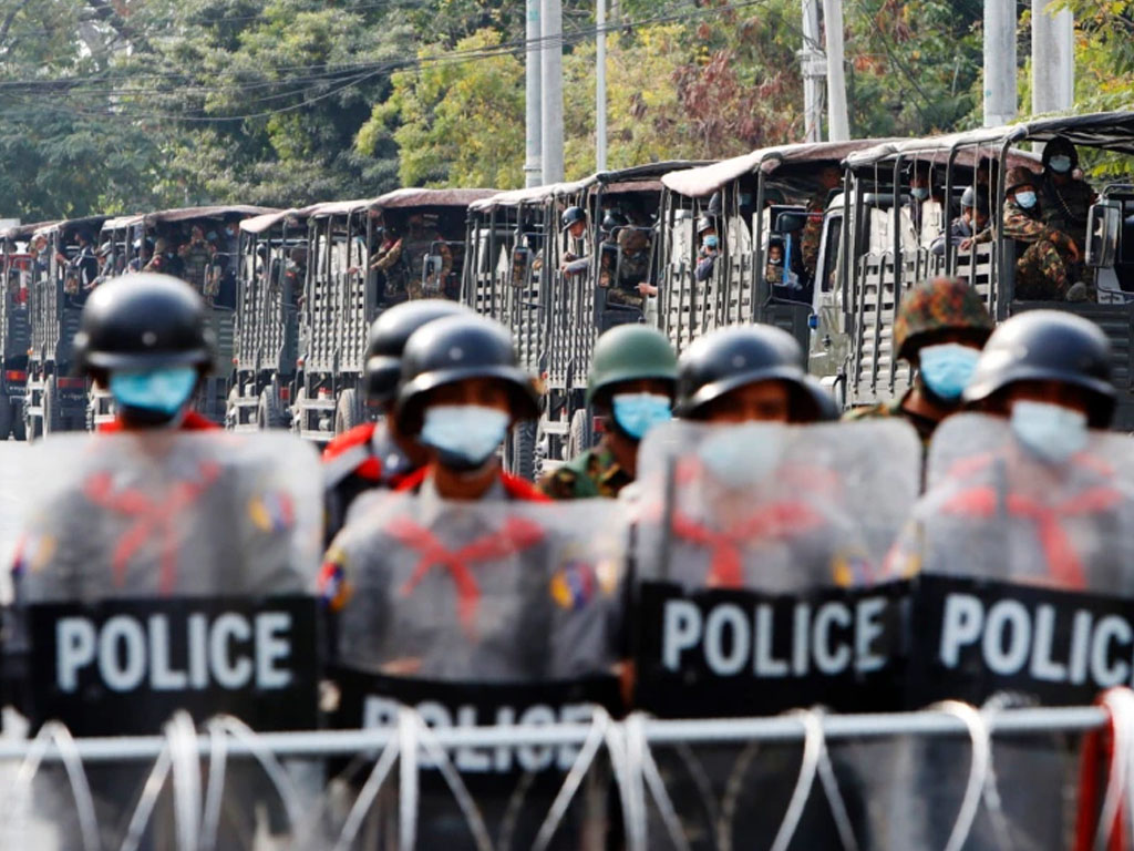 Truk militer beserta tentara myanmar