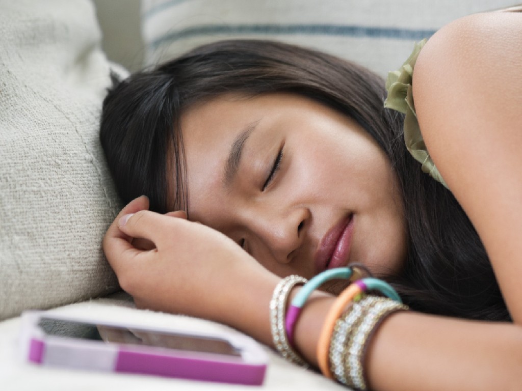 Tidur di dekat HP berbahaya untuk kesehatan