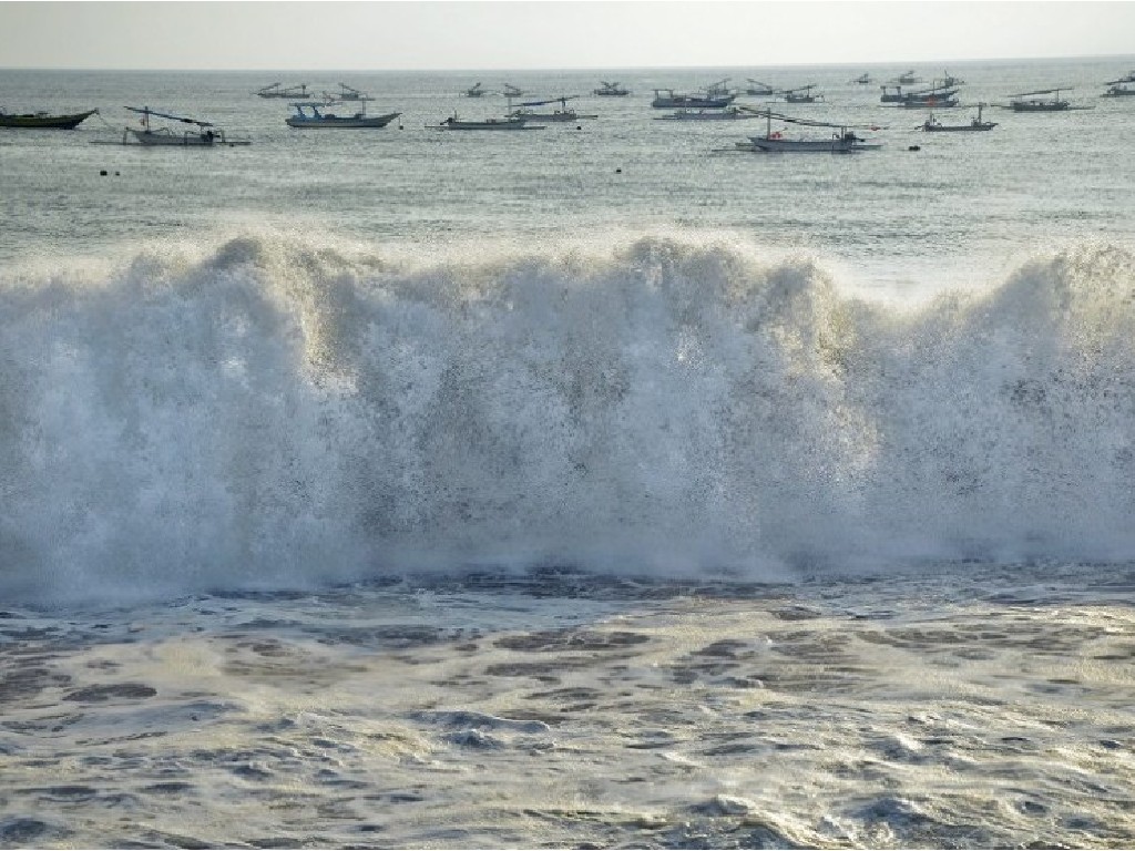 Gelombang tinggi di laut Indonesia