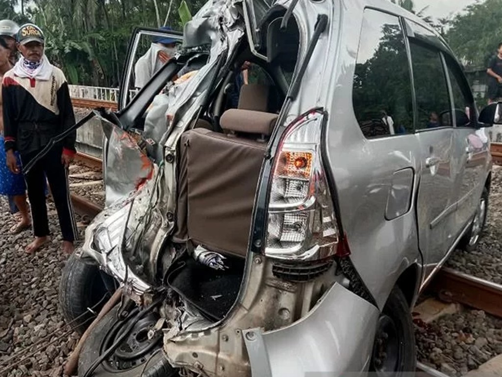Mobil tertabrak KA Bangunkarta setelah terobos palang pintu kereta