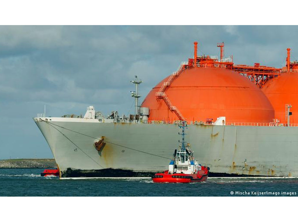 Tanker LNG di pelabuhan Rotterdam Belanda