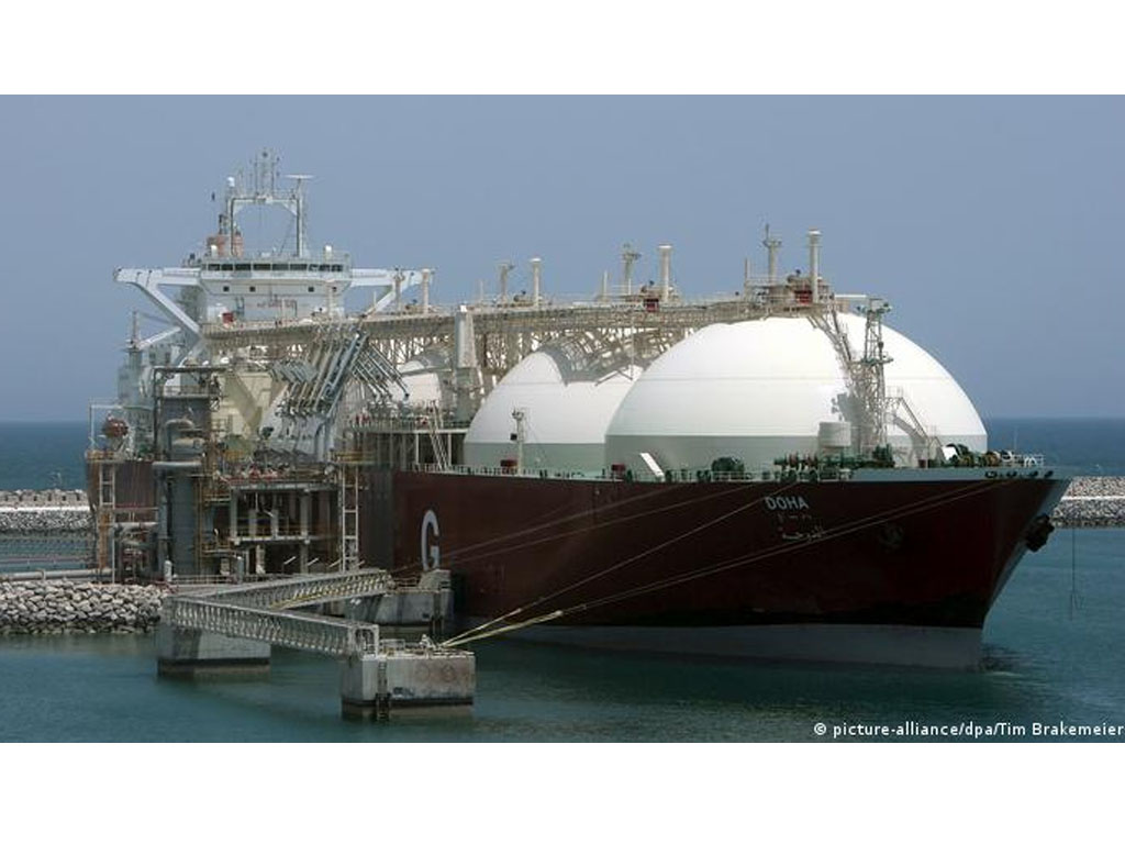 Tanker LNG di pelabuhan Qatar