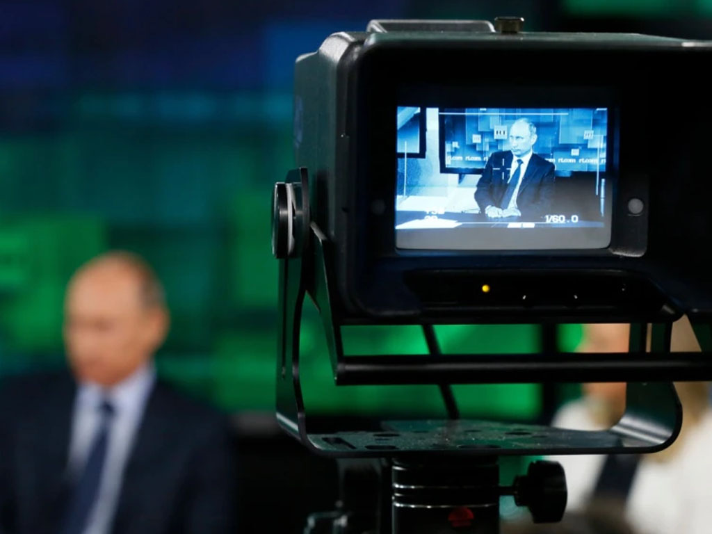 putin di depan kamaera tv