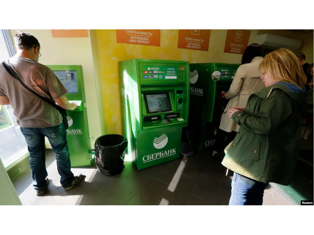 nasabah di ATM Sberbank