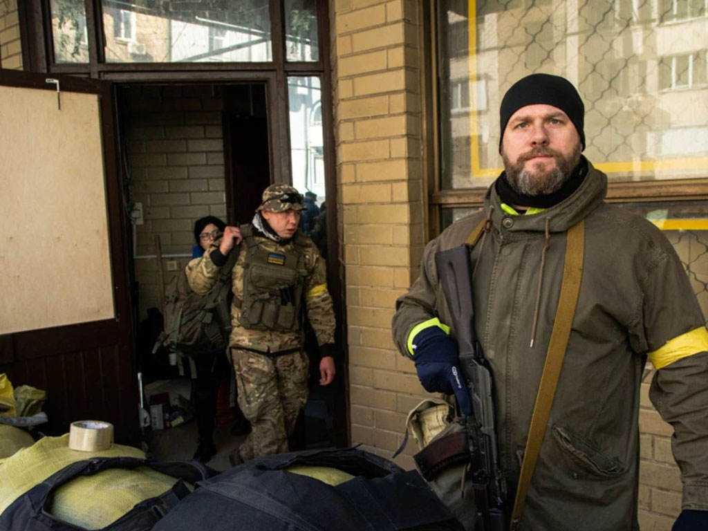 Warga sipil di Kyiv Ukraina persenjatai diri