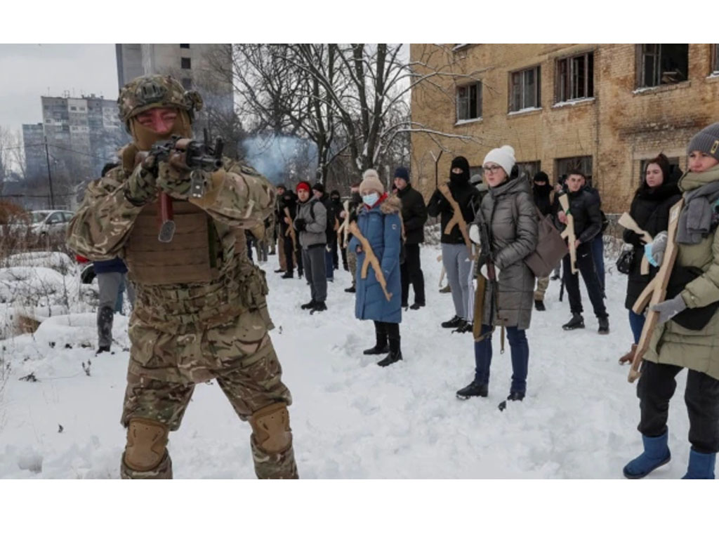 Warga sipil di Kyiv Ukraina  latihan militer
