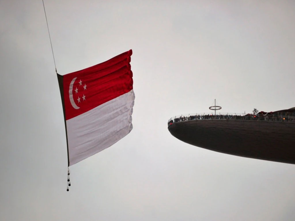 Bendera Singapura dikibarkan  helikopter Chinook CH-47SD