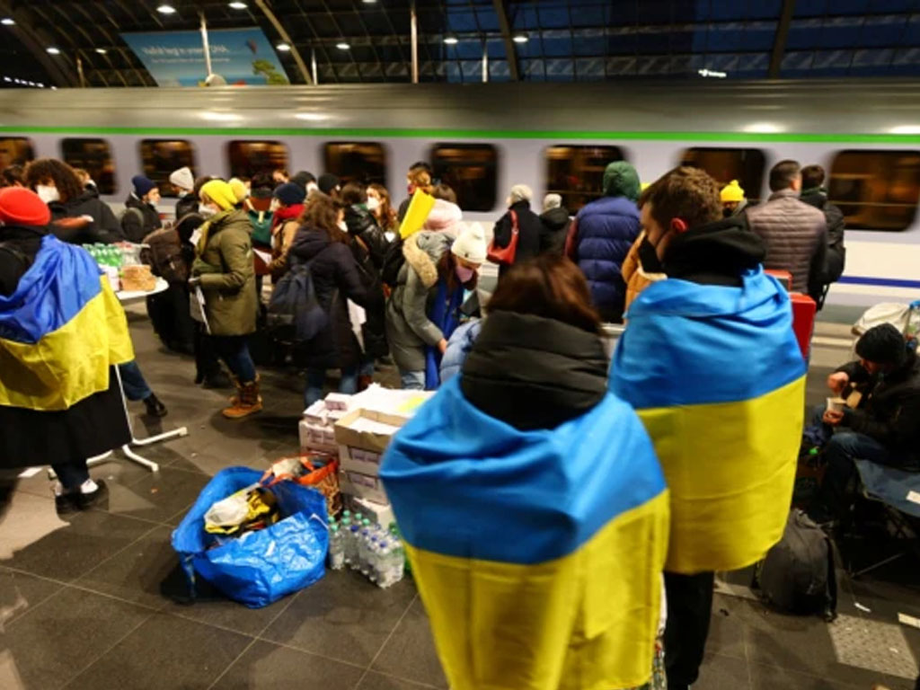 relawan ukraina menunggu pengungsi