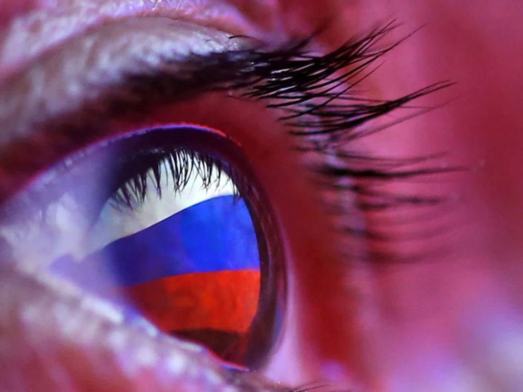 bendera Rusia terpantul di mata