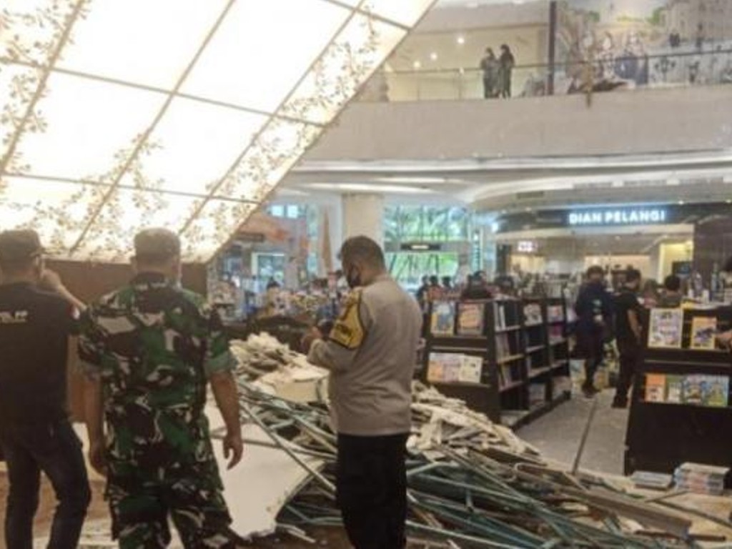 Lima orang terluka akibat ornamen jatuh di Lippo Mall Kemang