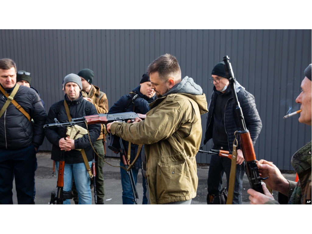 warga sipil Ukraina mengikuti latihan militer