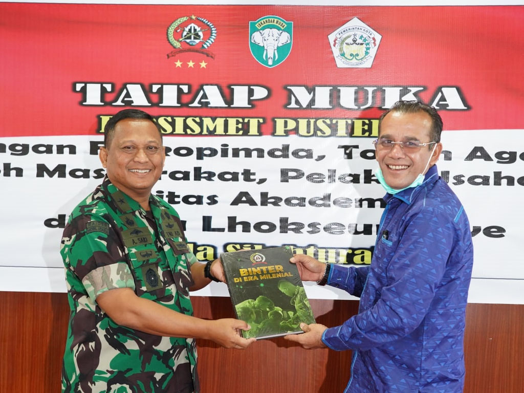 Dirsismet serhakan buku ke wali kota lhokseumawe