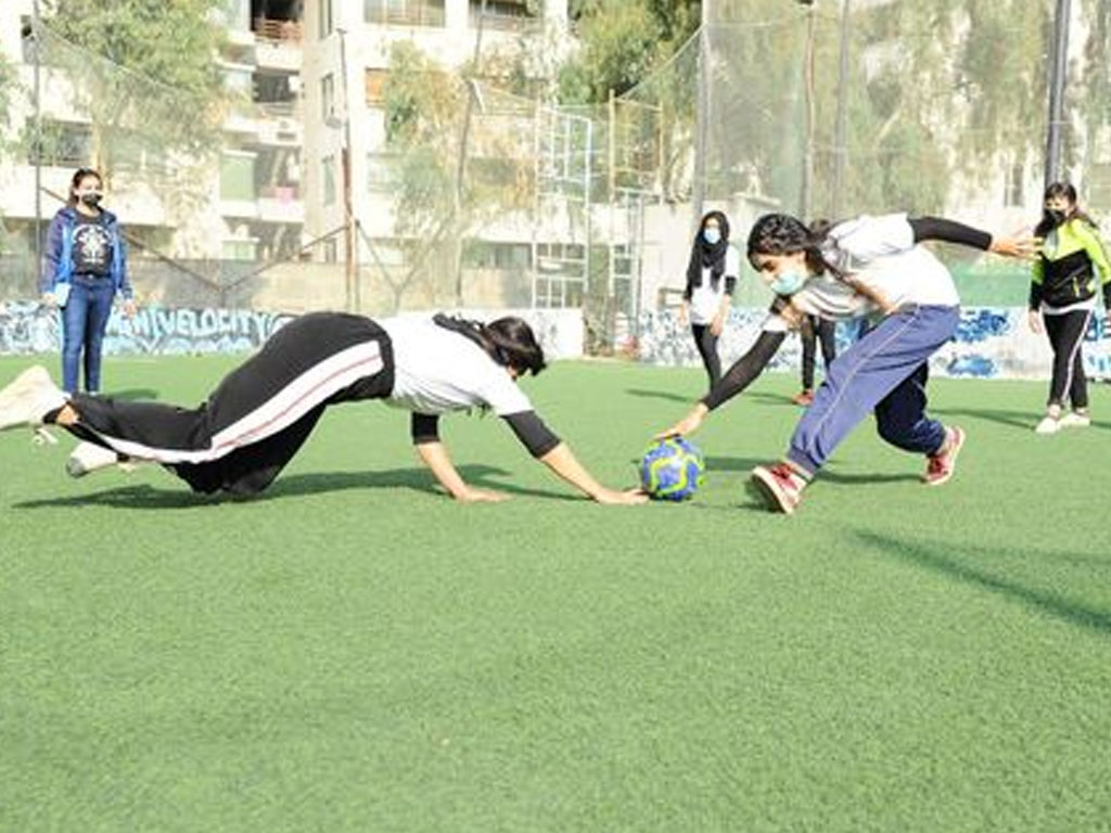 remaja putri pakistan latihan bola