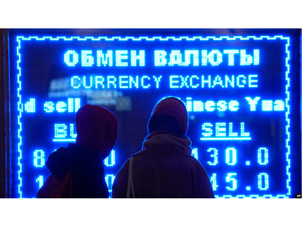 warga rusia perhtian nilia tukar mata uang