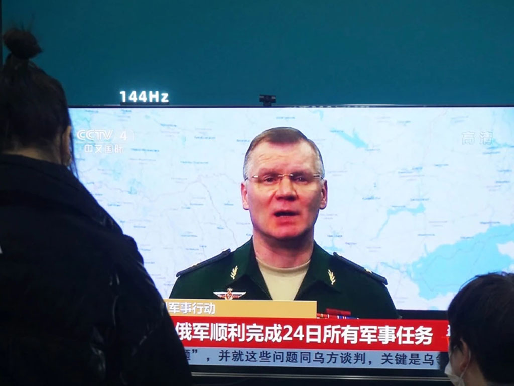 warga china nonton berita ukraina di tv