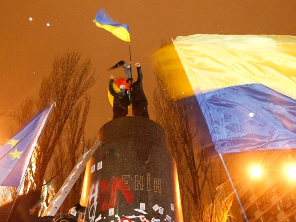 warga kibarkan bendera ukraina di kyiv