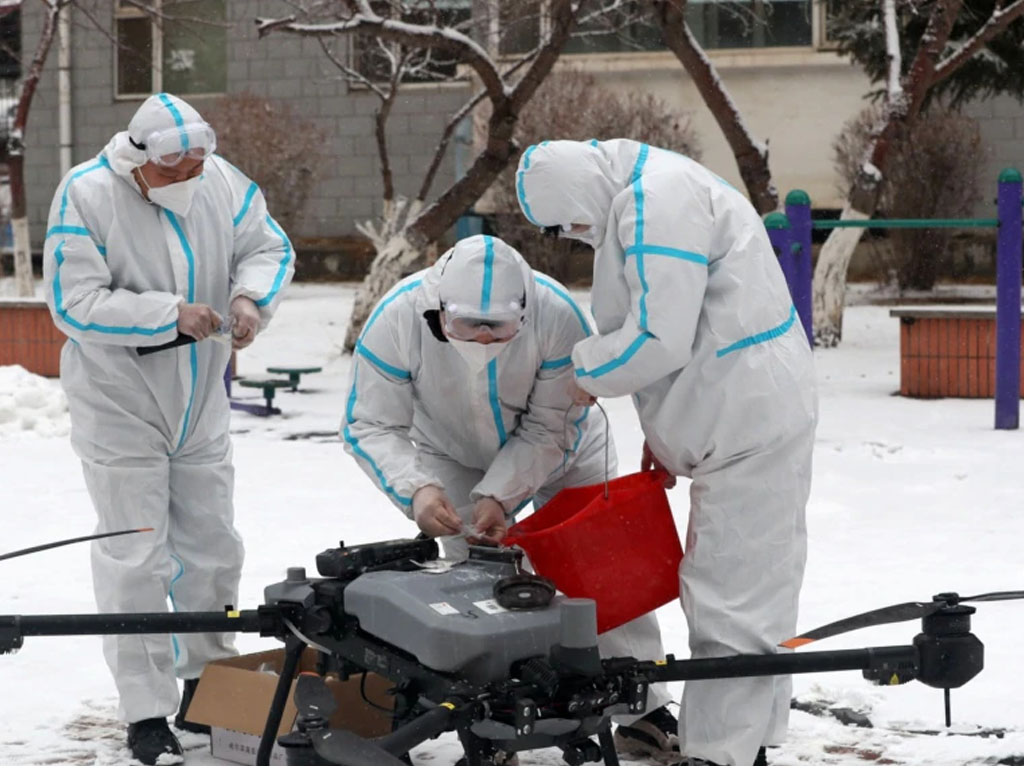 petugas siapkan drone di sebuah kota di china