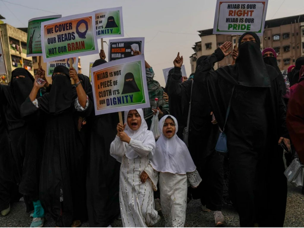 Perempuan Muslim India protes larangan jilbab