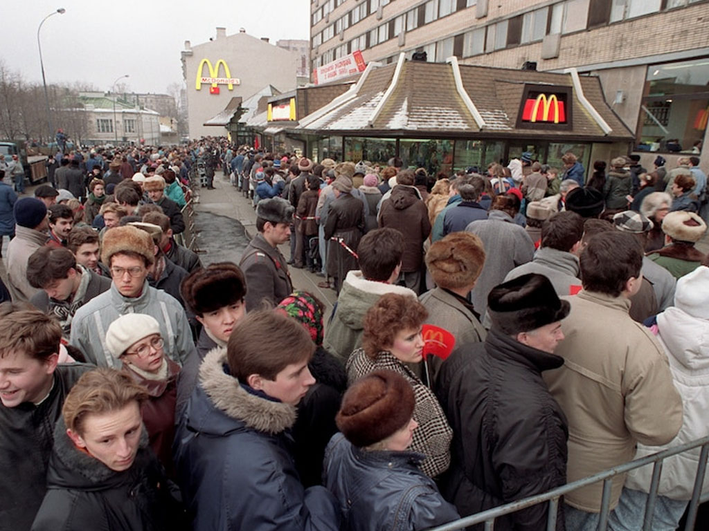 ratusan warga moskow antre di mc donalds