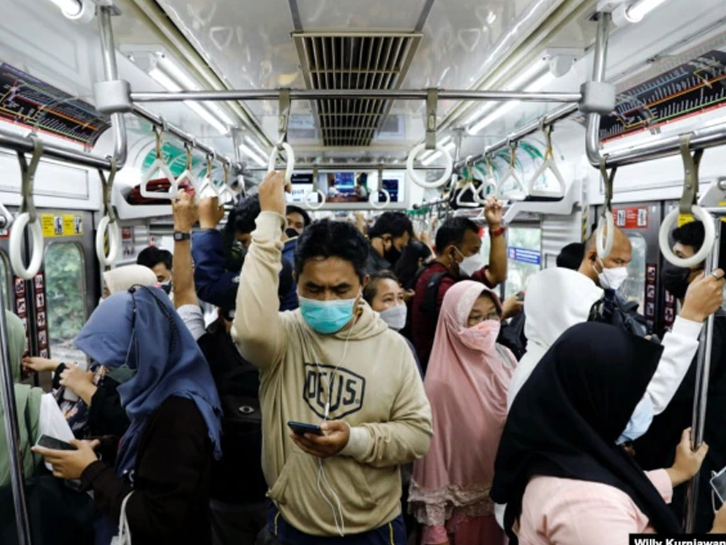 penumpang komuter jakarta pakai masker