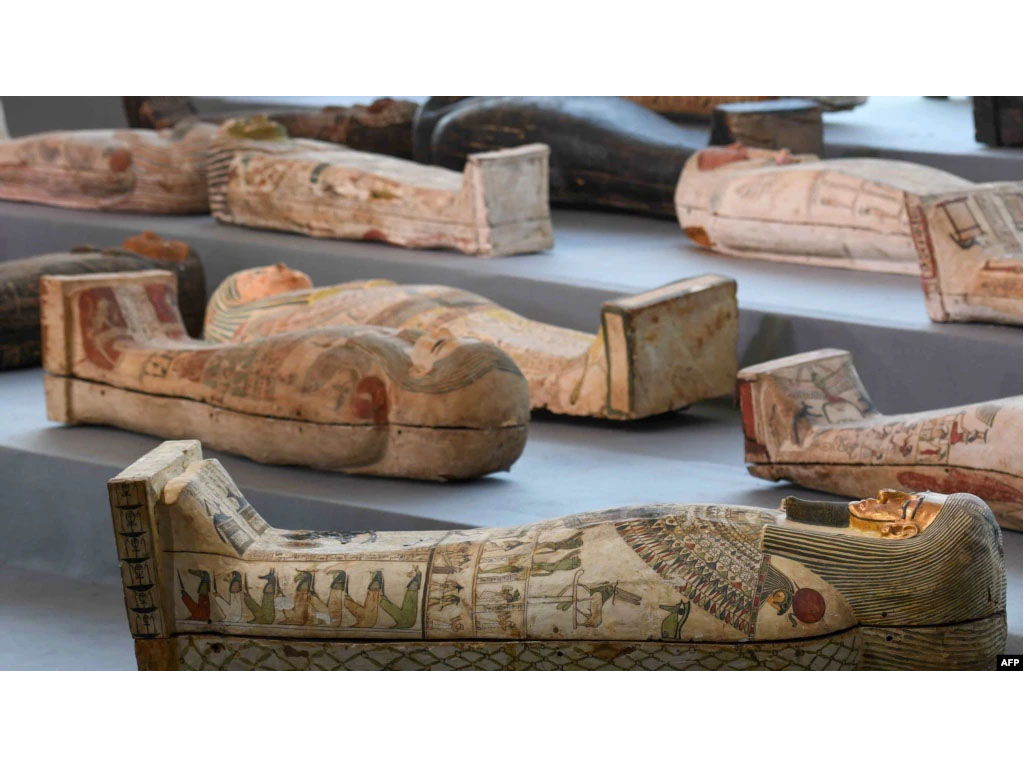 Sarkofagus kayu dipamerkan dipamerkan di kairo