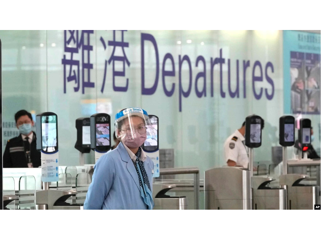 petugas bandara hong kong