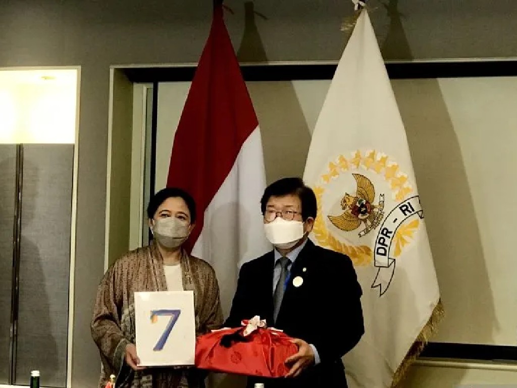 Ketua DPR RI Terima Album BTS dari DPR Korea Selatan | Tagar