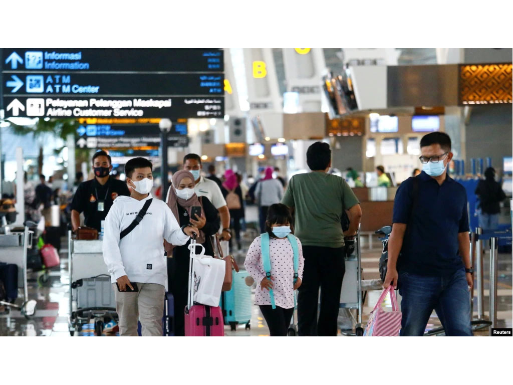 penumpang di bandara soetta