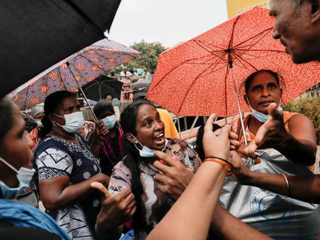 warga sri lanka berebut bensin