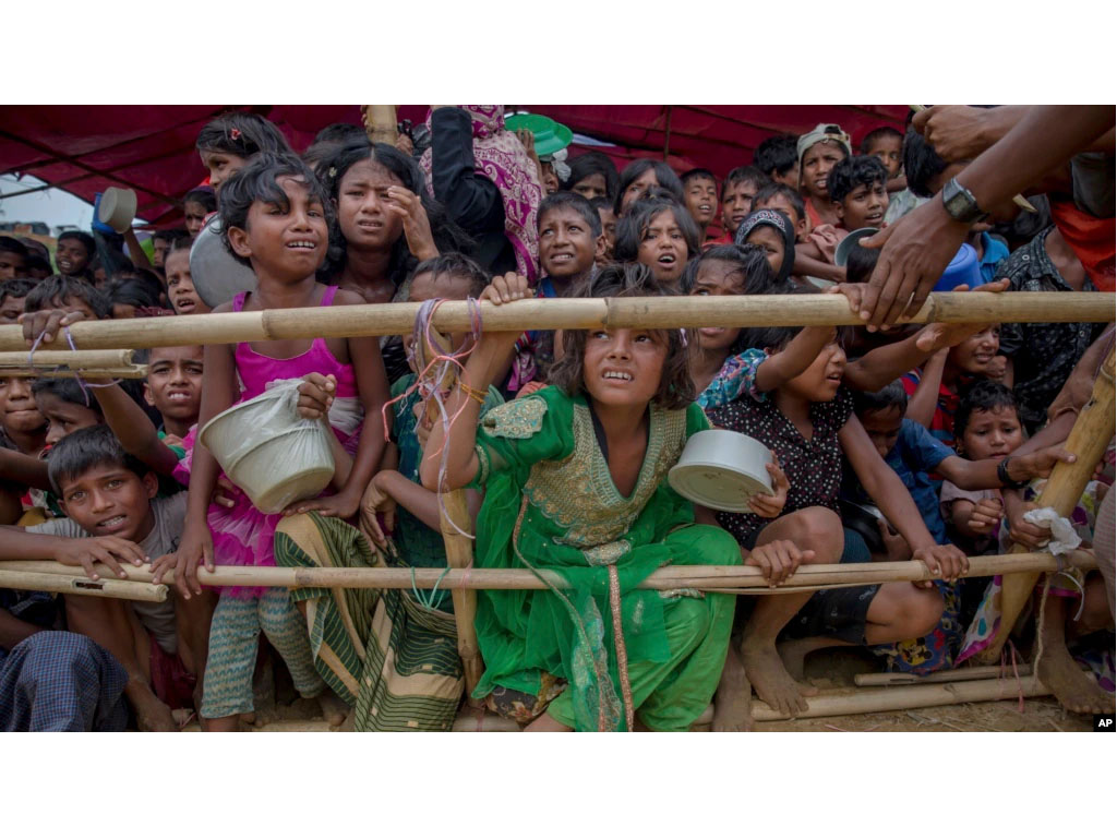 Sejumlah anak-anak etnis Rohingya menyeberang ke Bangladesh