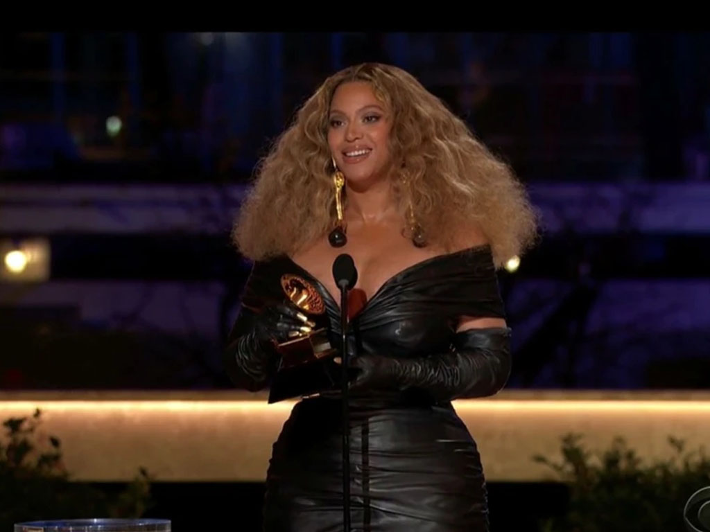 Beyonce terima grammy